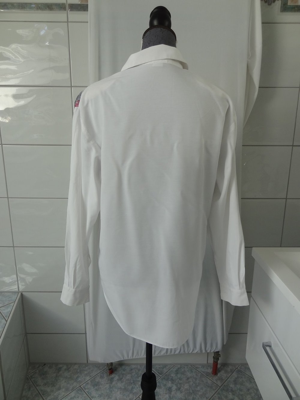 Schicke Bluse mit angenähtem Tuch in Gr. M