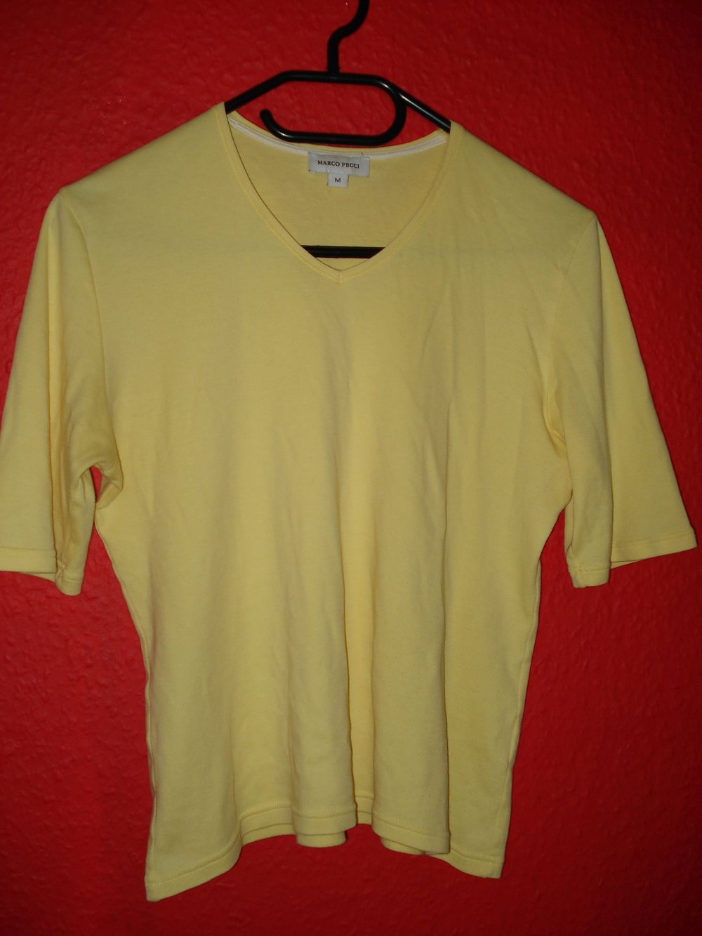 gelbes T-Shirt
