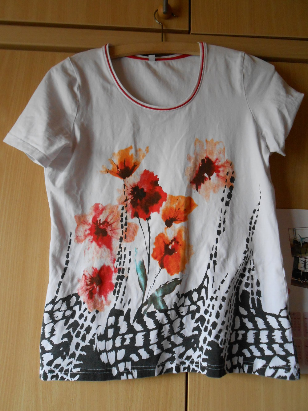 Weißes Tshirt mit Blumenmuster