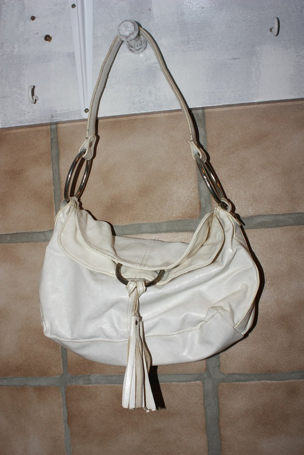 Weiße Handtasche mit Druckknopf