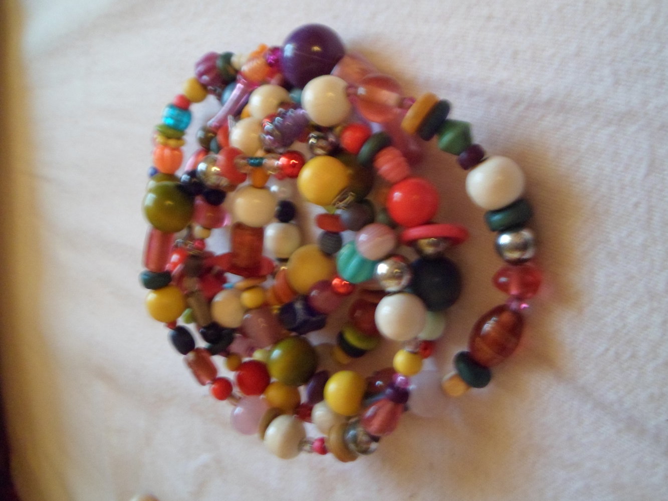 Bunte Armreifen aus Perlen