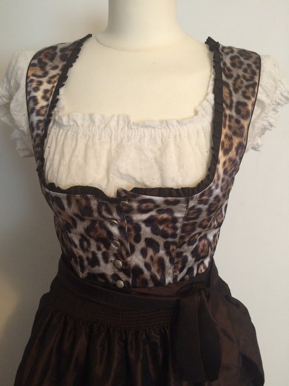 Dirndl Leopard Leo Muster aus München