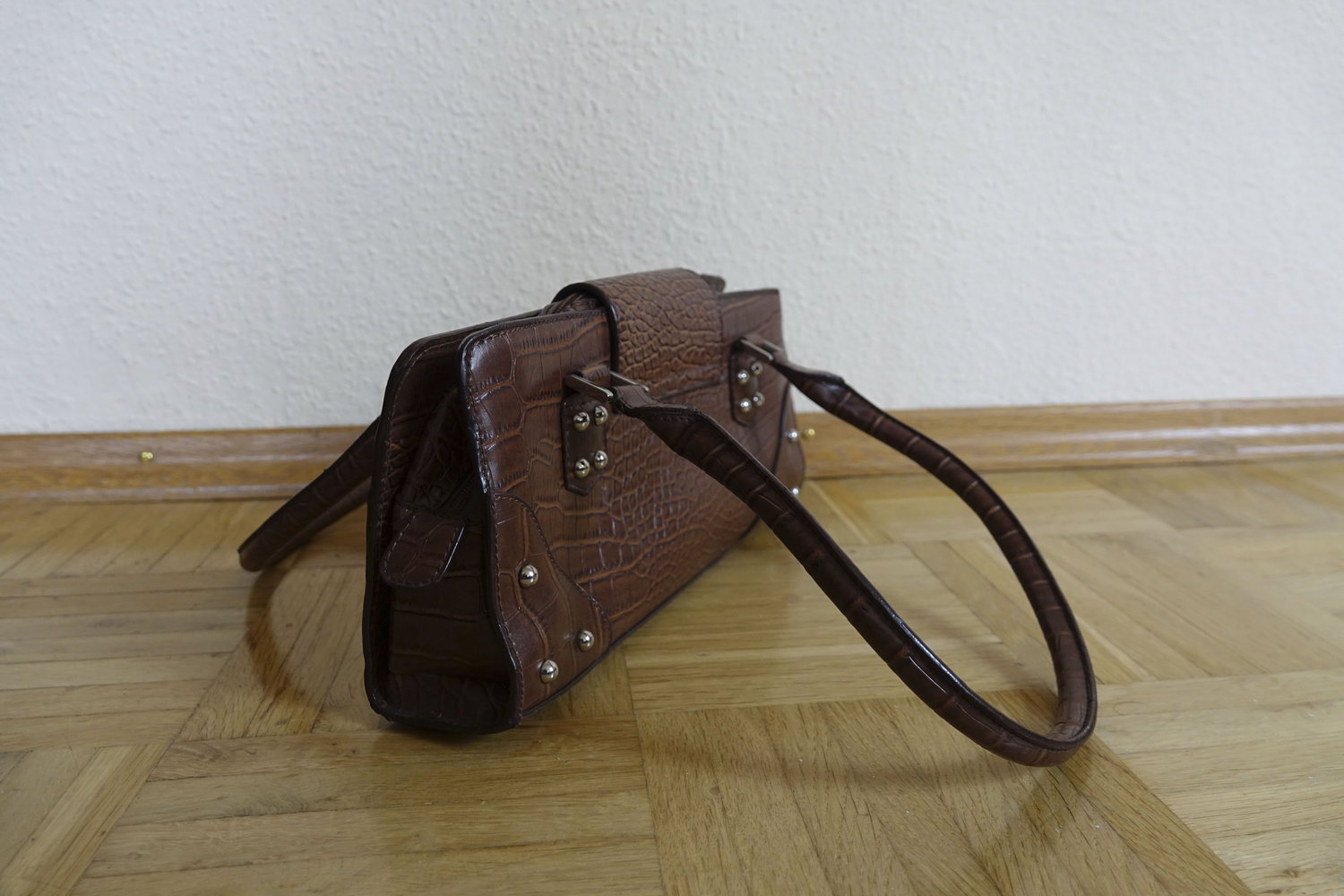 Schicke braune Handtasche im Kroko-Look