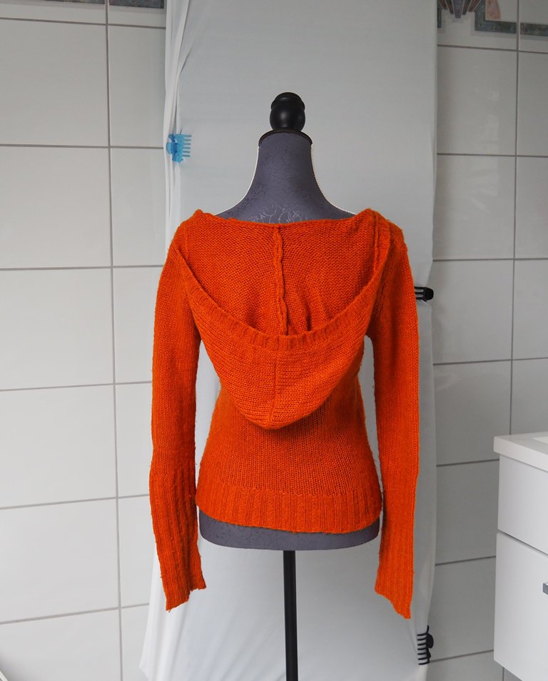 Kurzer orangener Pulli mit Kaputze von Vero Moda