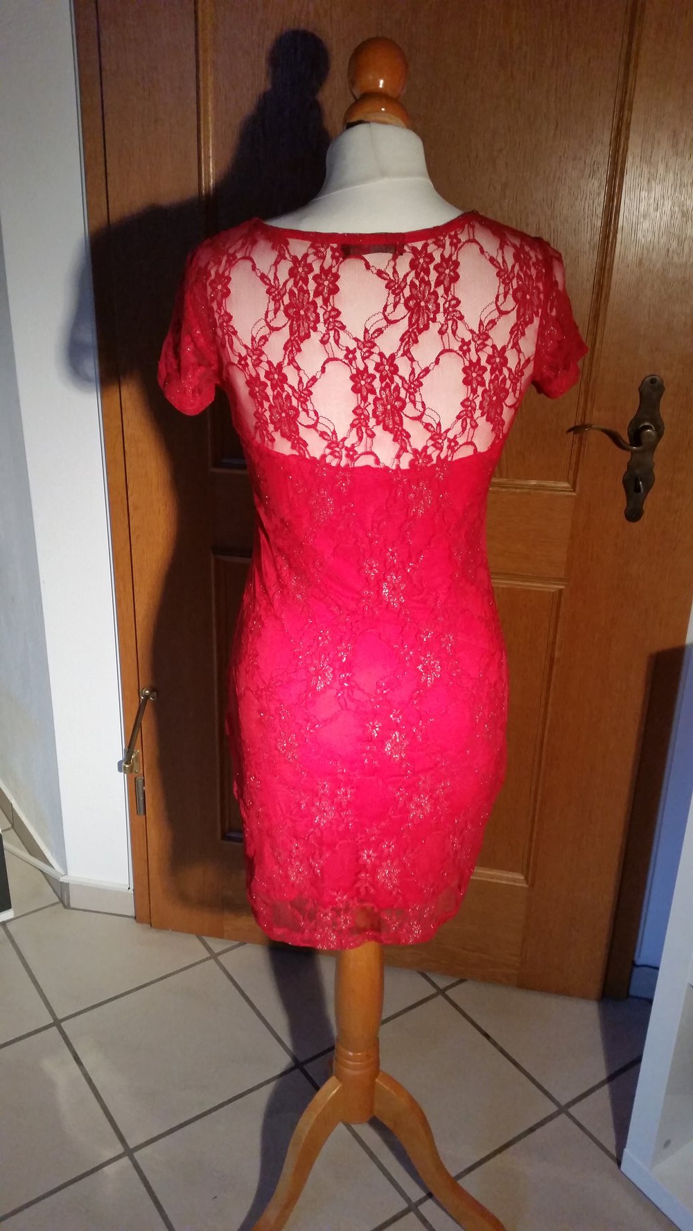 Rotes Kleid aus Spitze 