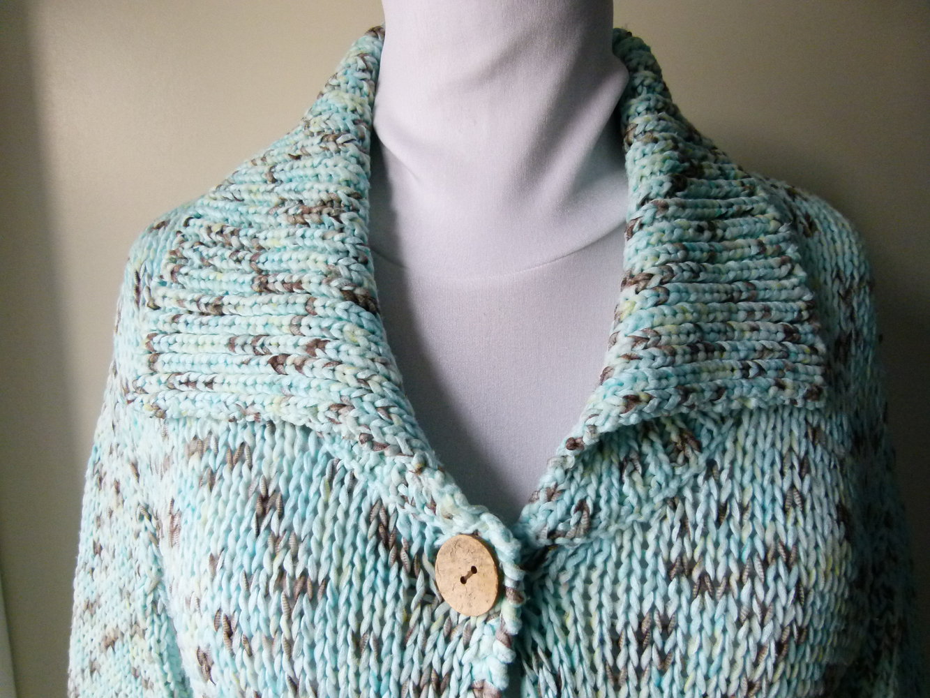 Strickjacke Cardigan, pastellblau braun meliert, mit Zierschnürung, Boho Hippie Goa Festival Elfen Mori Lagenlook