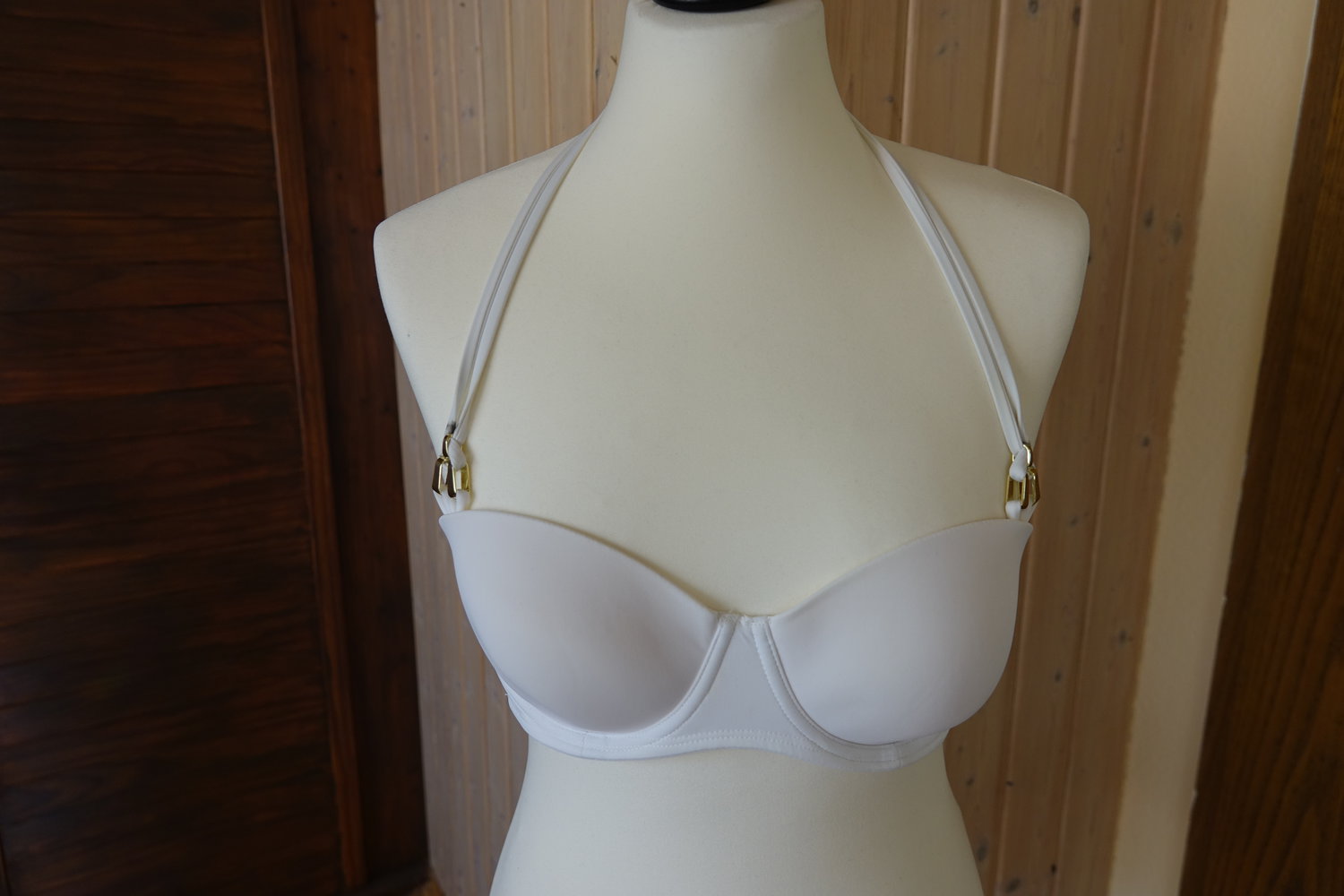 SET: Schickes Weißes Bikini SET mit goldenen Accessoires