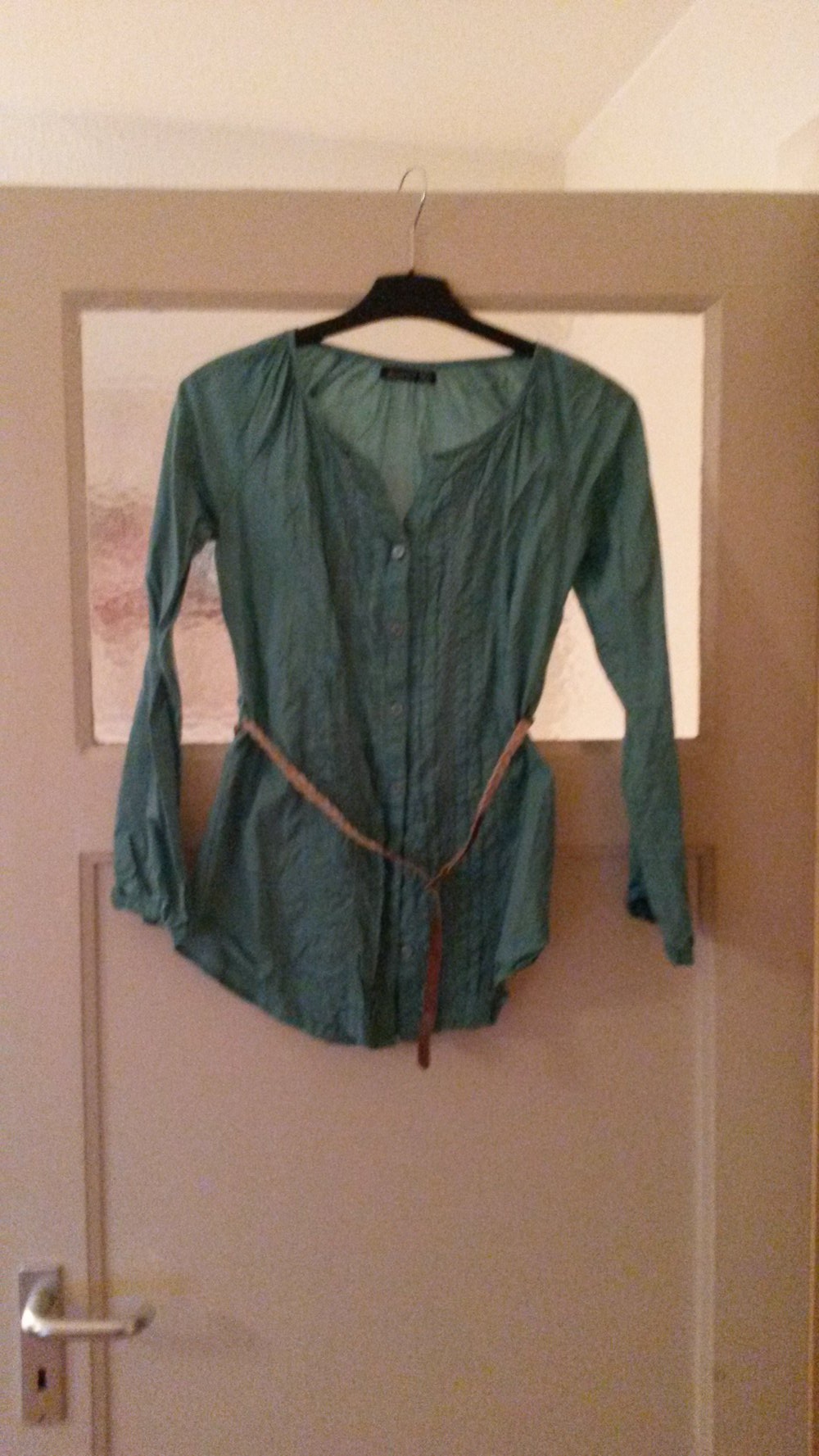 Blaue Bluse mit Braunem Gürtel