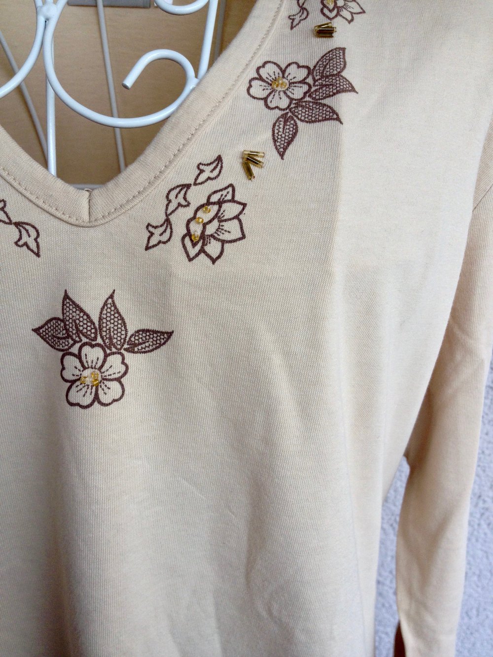 Schönes Shirt mit Blumenaufdruck und Perlen