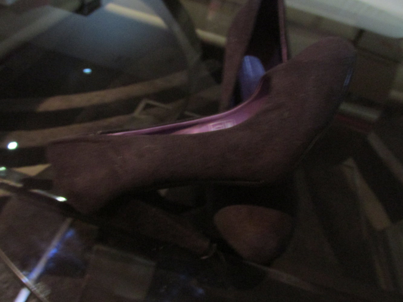Top!!! Schwarze Velourpumps, ca. 9 bis 10 cm Absatz, innen lila, Gr. 38