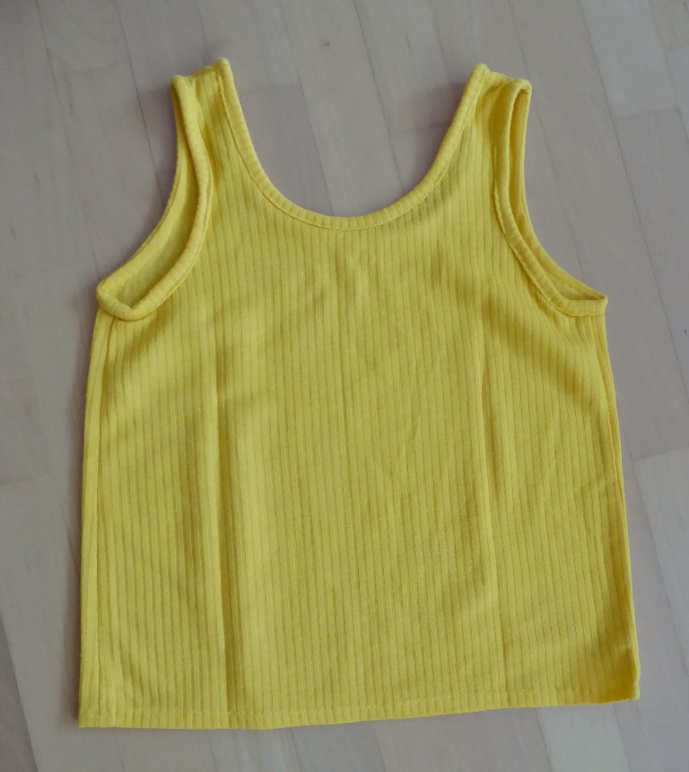 Einfaches goldgelbes Tanktop