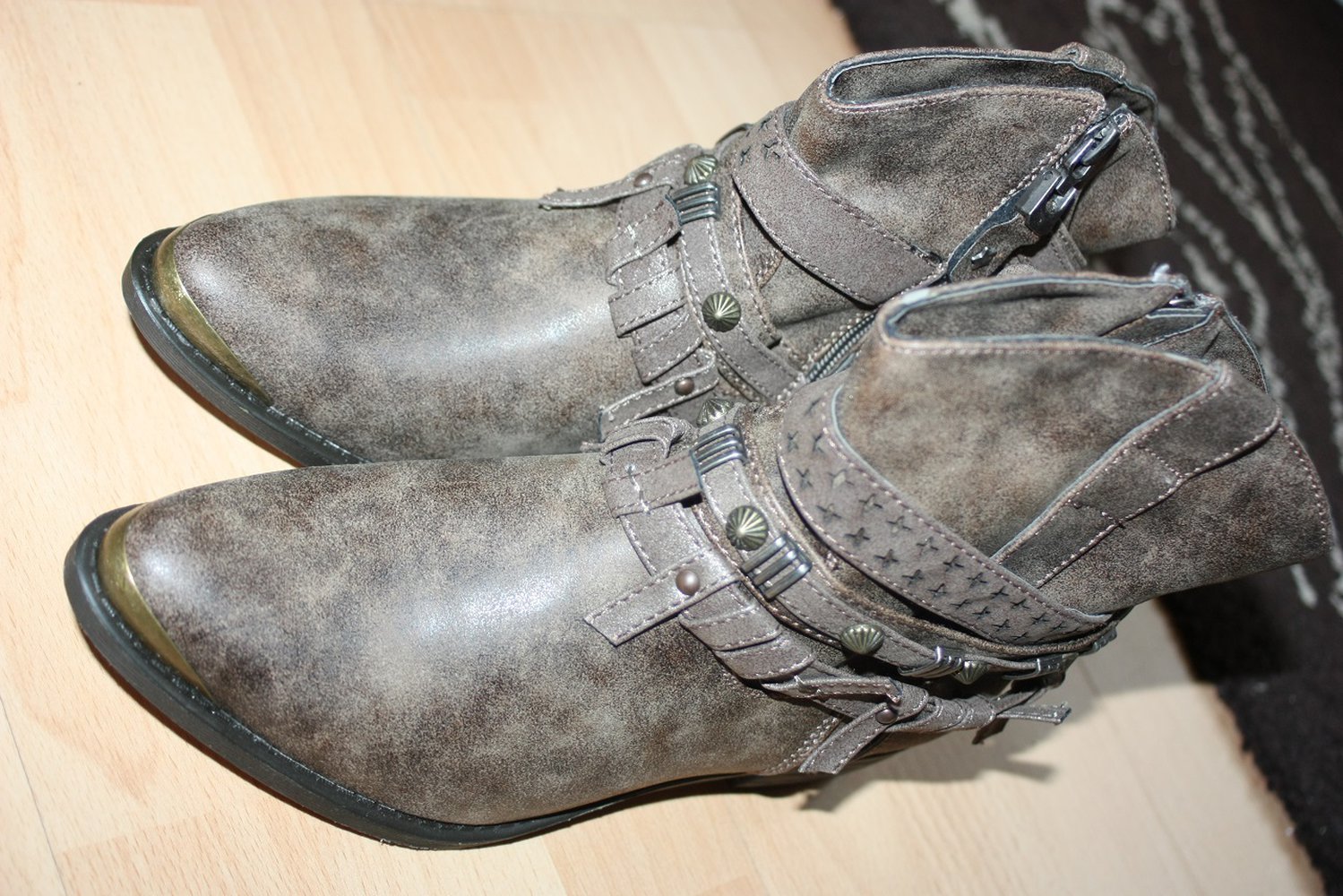 Braune Ankle Boots mit Nieten, Reißverschluss, Gr. 38