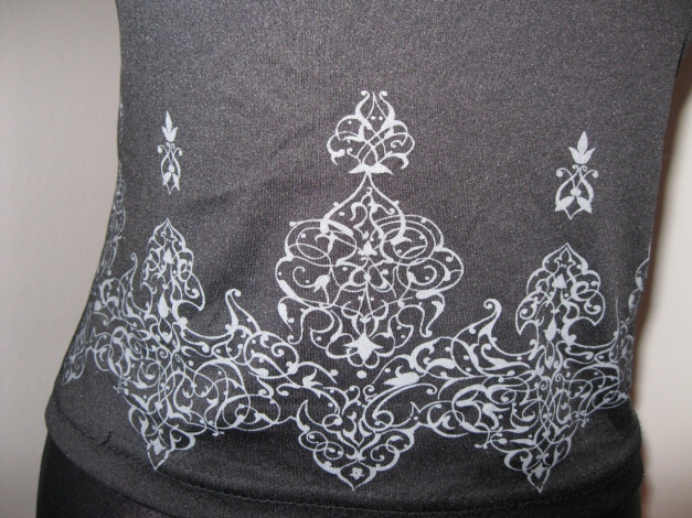kurzes schwarzes Top mit Ornamenten Print Gr. S