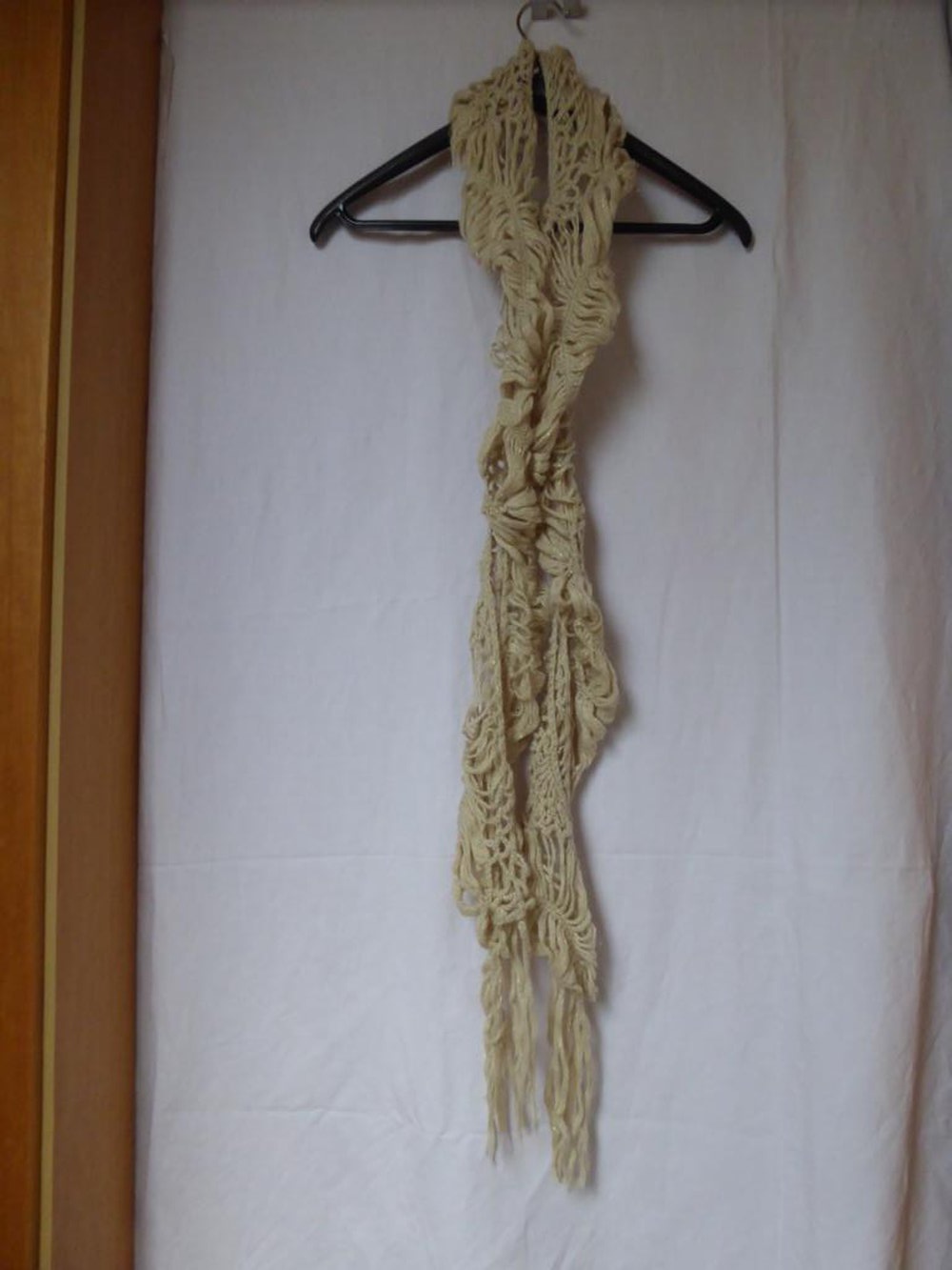 H&M – Strickschal mit Fransen, cremeweiß mit goldenen Fäden- Gebraucht, fast wie neu