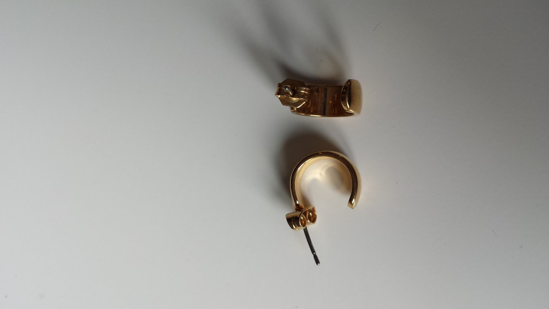 kleine goldfarbene Halbcreolen