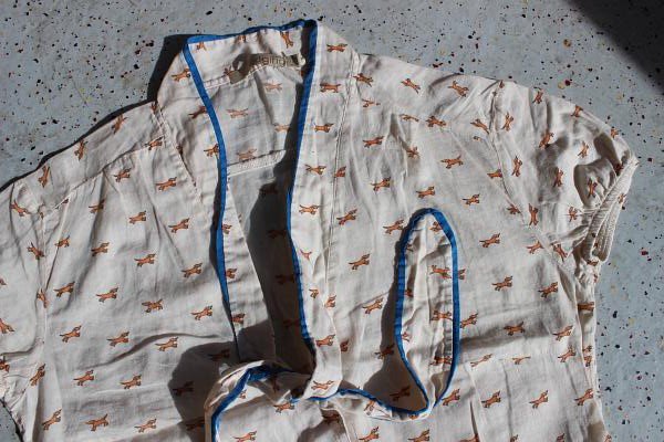 EDGING Schluppen-Bluse cropped Dackel-Print creme
