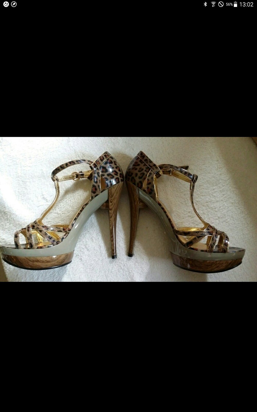 Top stylisch inszenierte Peeptoes Riemchen -Stilettoheels im Leo-Look