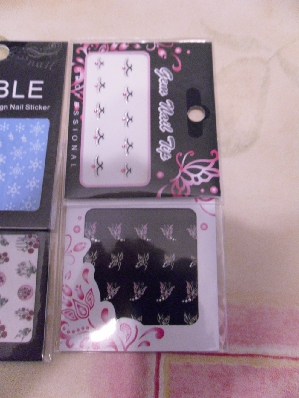 Verschiedene Nagelsticker und Wassertatoos