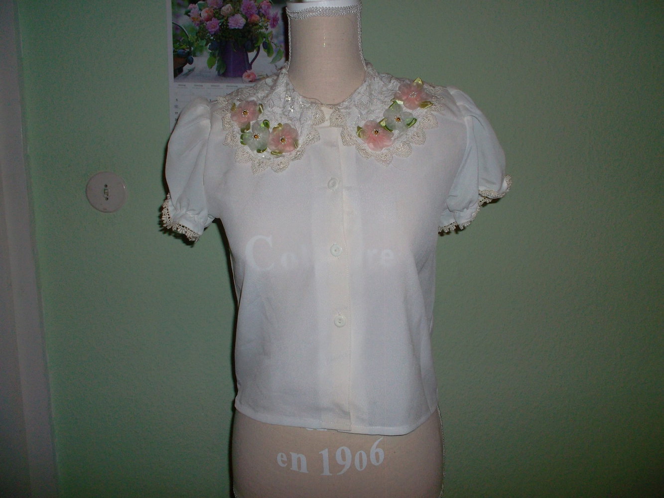feine bluse,weiss mit blümchen am kragen,gr.128