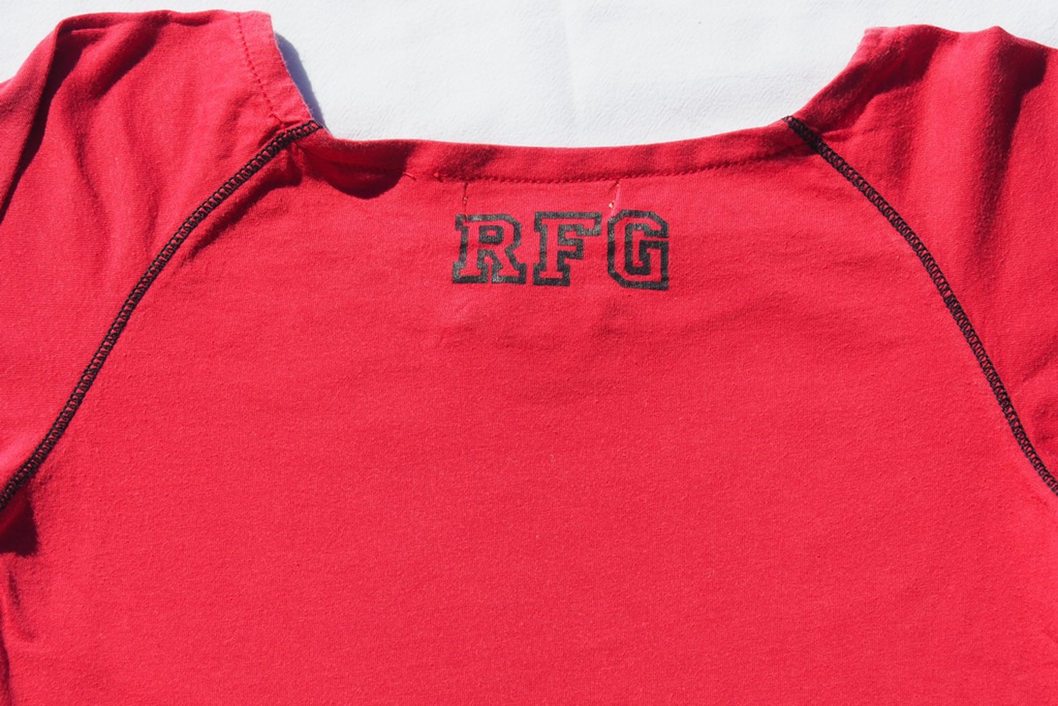 Bordeauxrotes Langarmshirt von RFG mit Seepferedchen