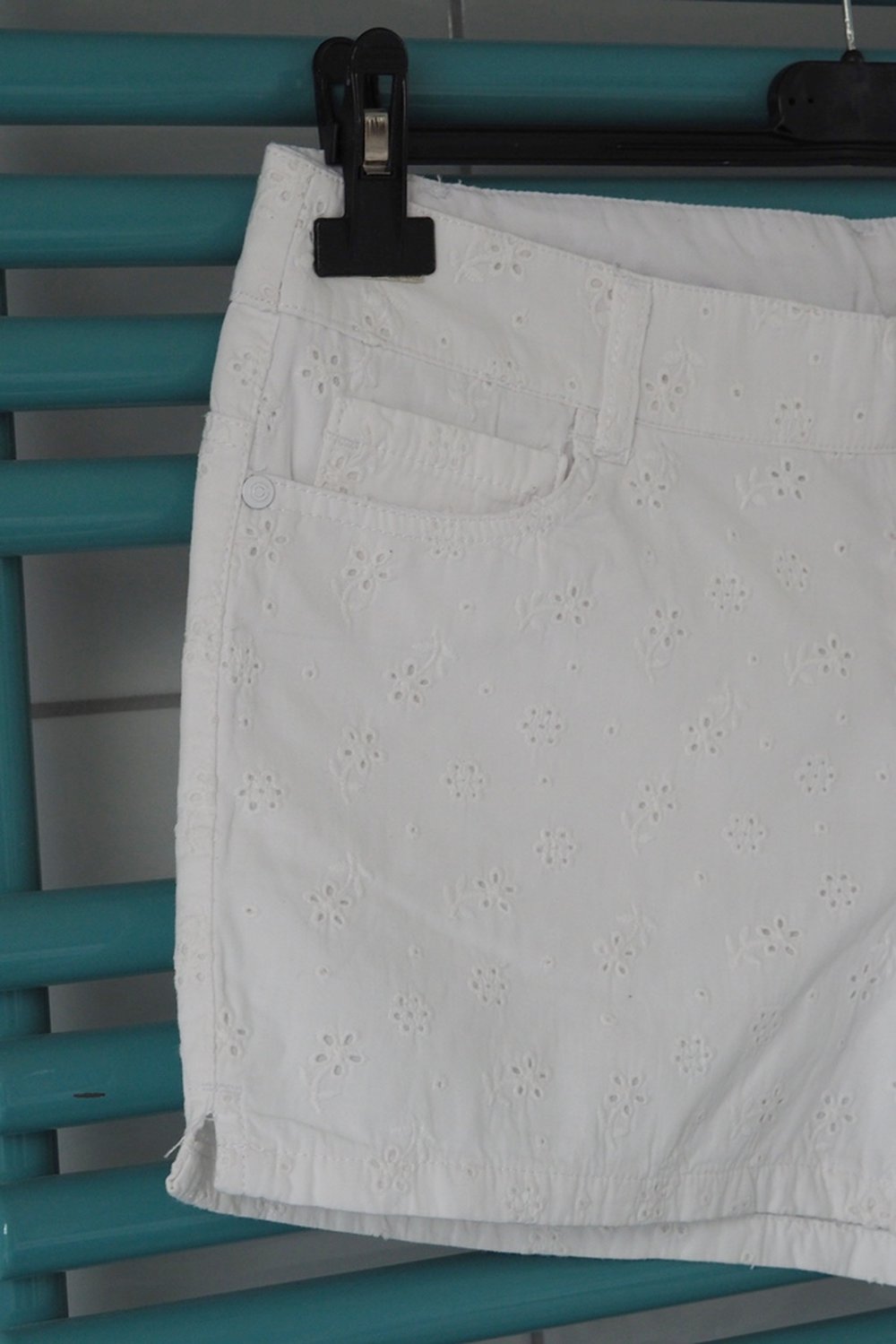 Weiße kurze Hose mit Blumenmuster