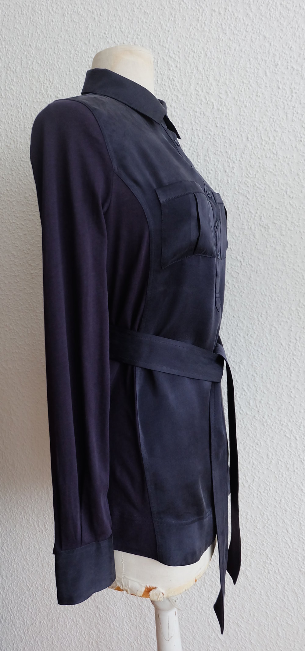 Nachtblaue Seiden Bluse mit Krawatte, Gürtel, Hemdkragen