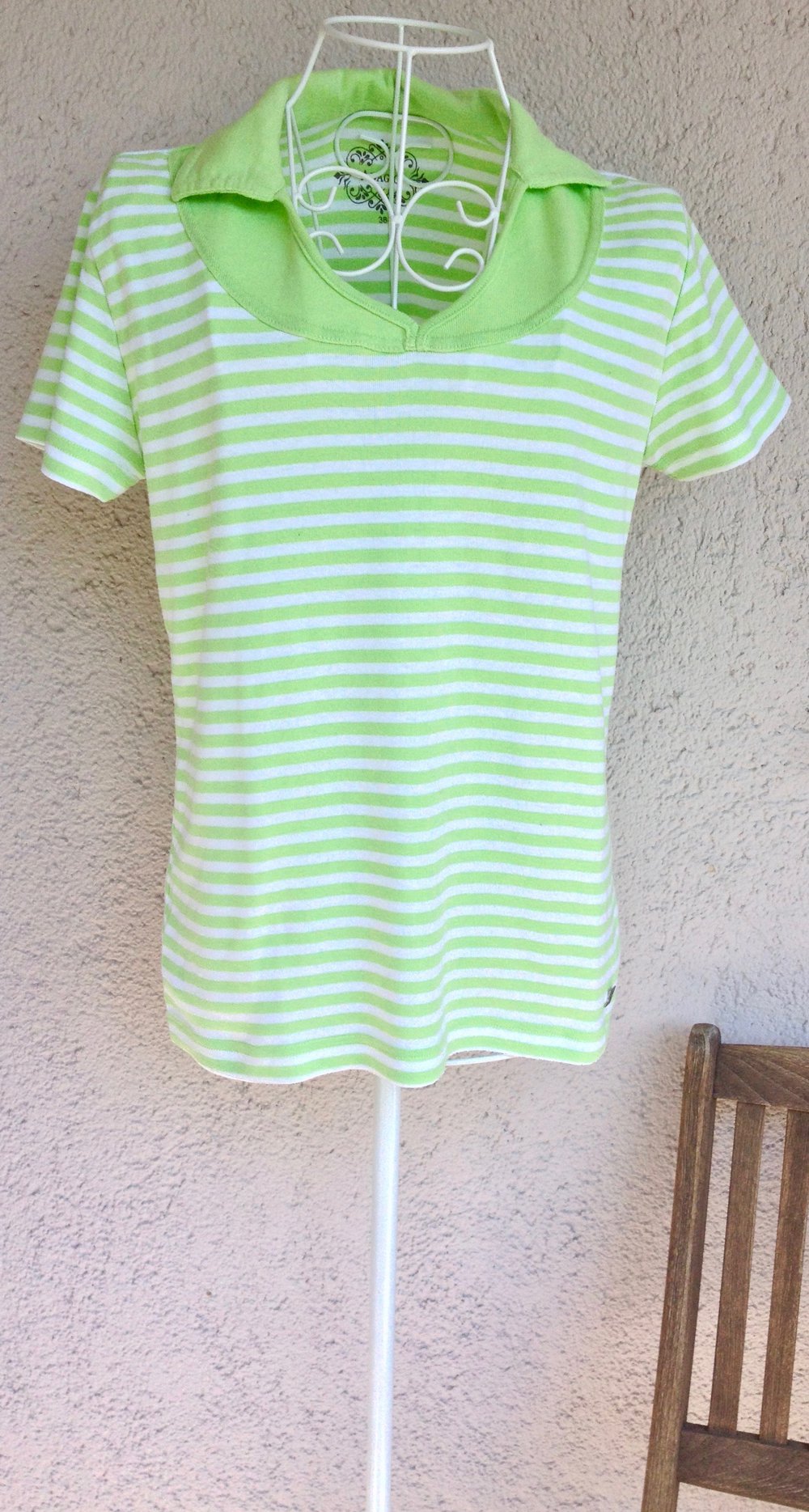 Schönes Streifenshirt mit Kragen in sommerlichen Farben