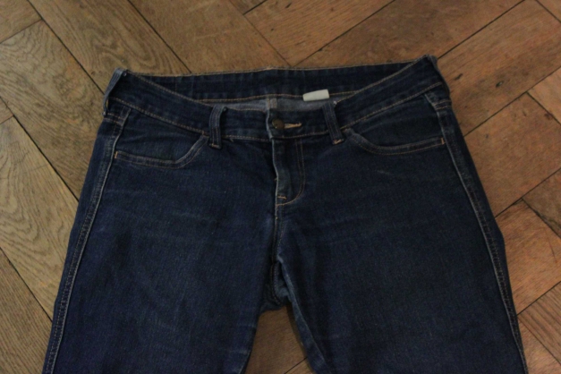  blaue Jeans mit Gesäßtaschen und Hüfttaschen