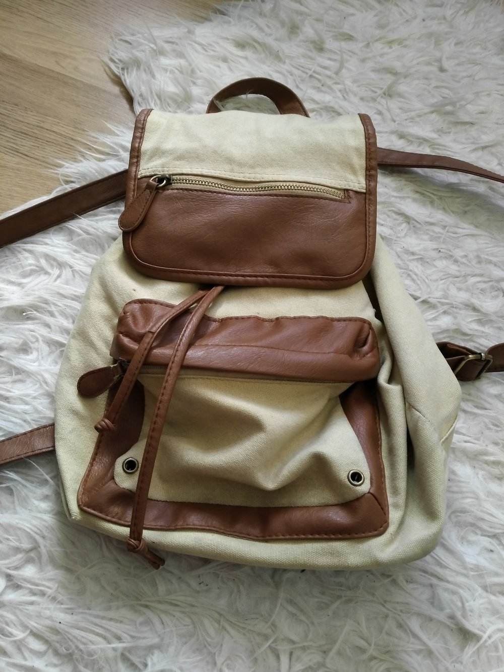 süßer beige-brauner Rucksack