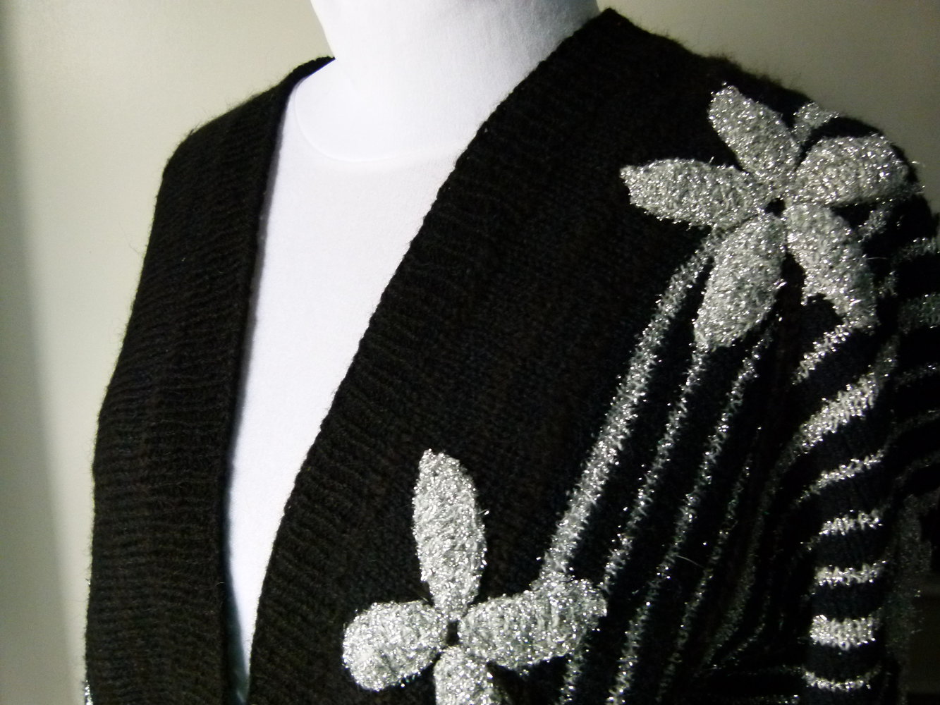 Strickjacke Cardigan, Handarbeit, schwarz silber mit Streifen und Blütenmuster, Unikat, Boho Mori Retro Vintage