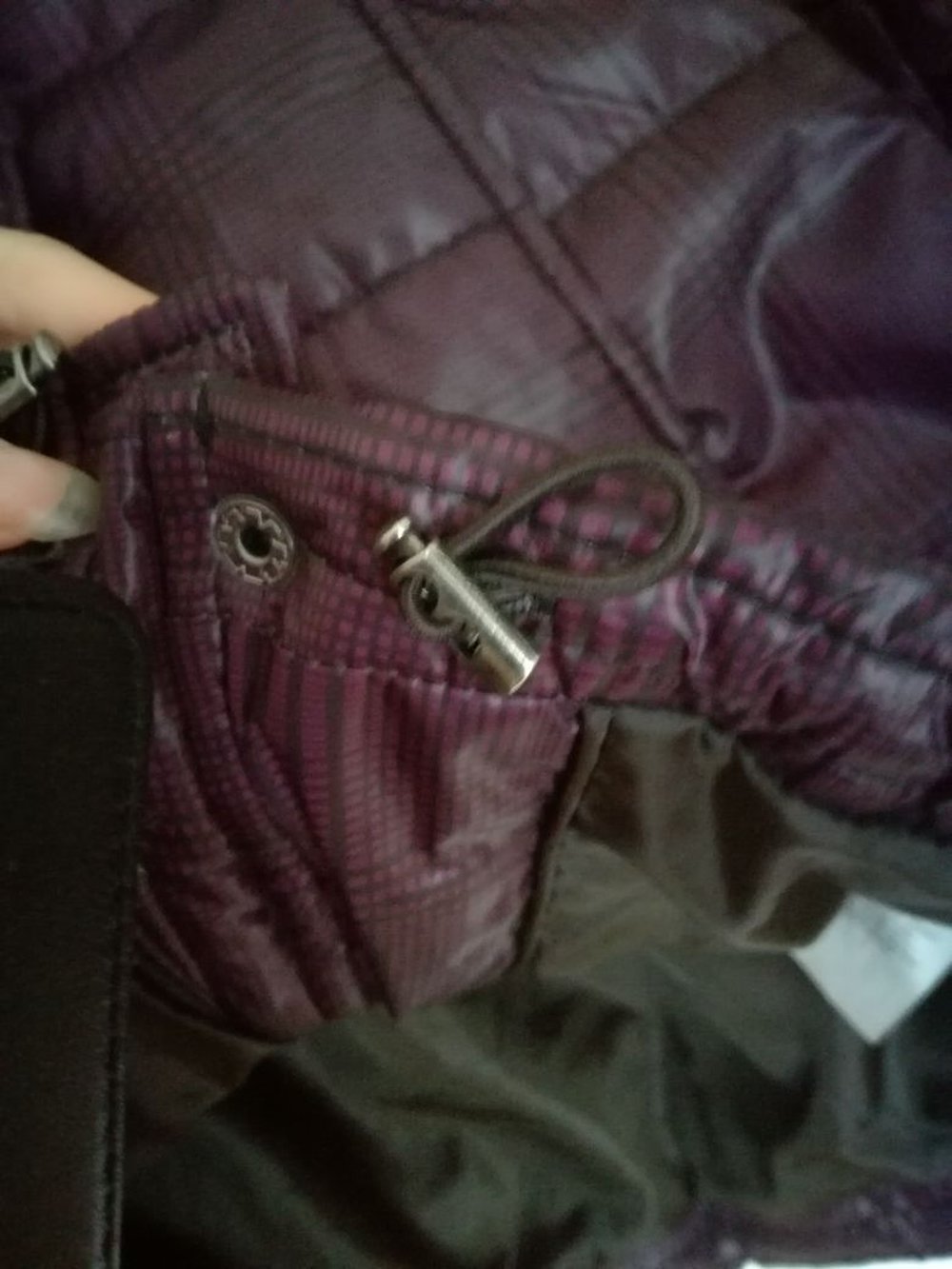 Burgund rote Winterjacke mit großem Kragen  und Gürtel
