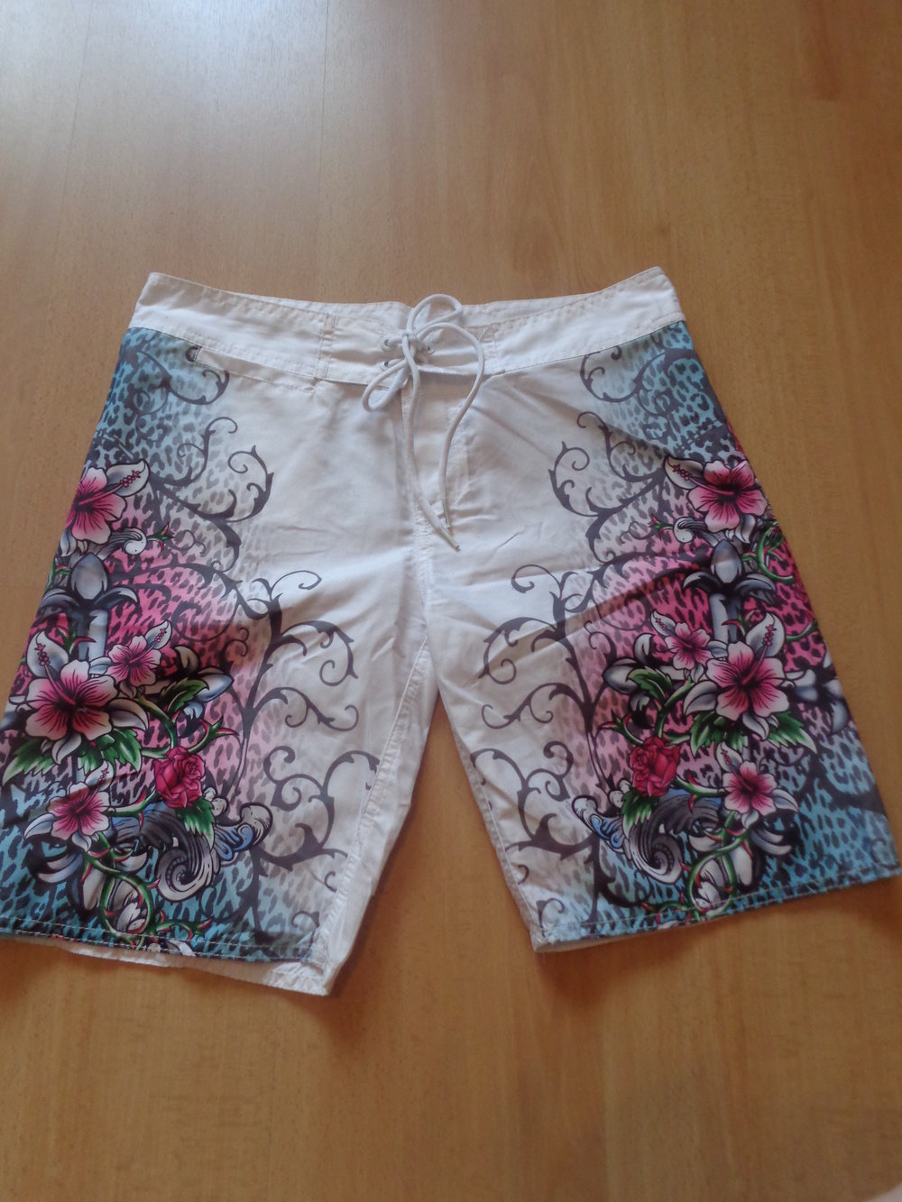 weiße Badeshorts 