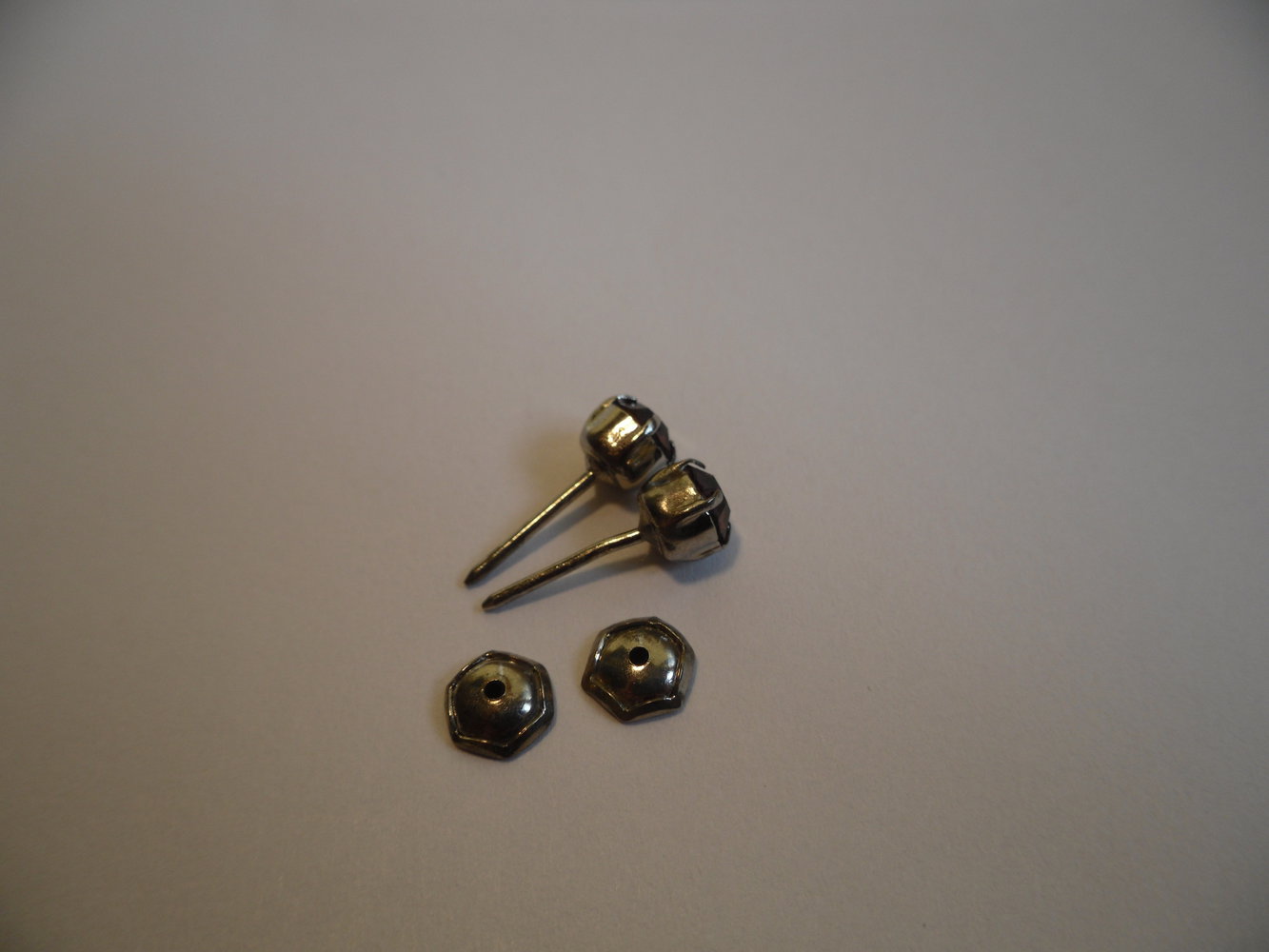Silberfarbene Ohrstecker mit viollettem Strassstein