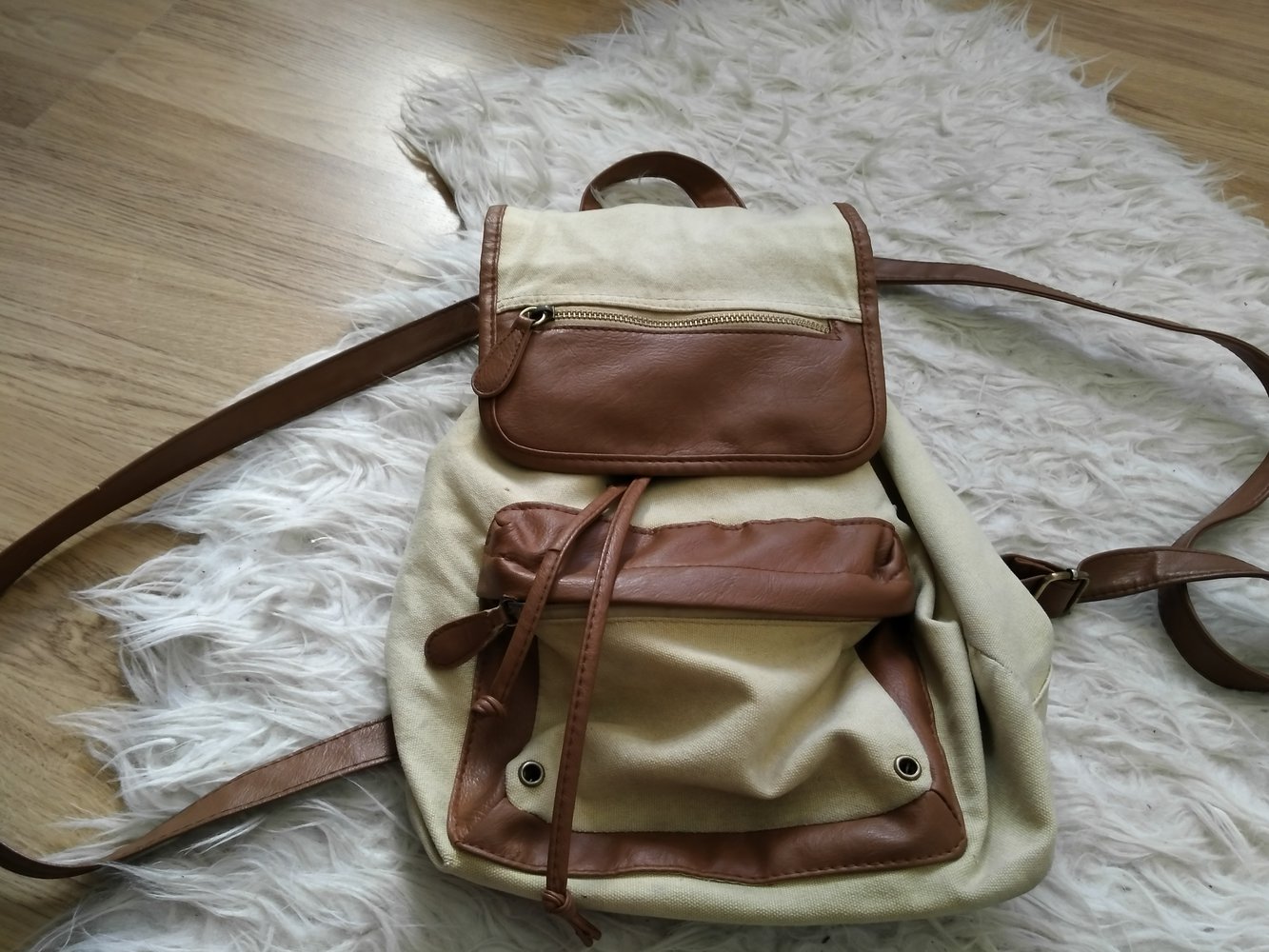 süßer beige-brauner Rucksack