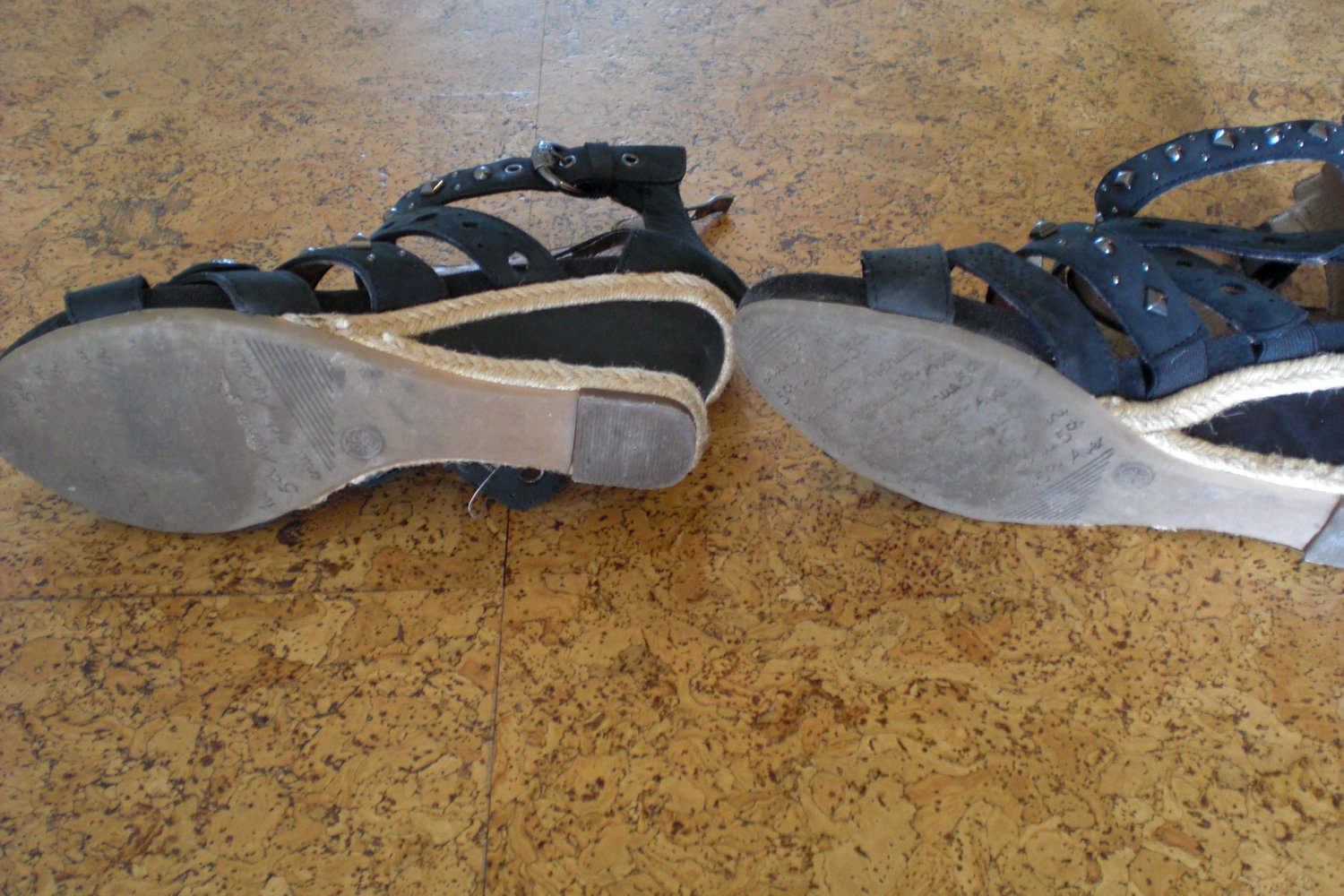 sehr hübsche Schuhe Sandalen mit Keilabsatz Gr. 37