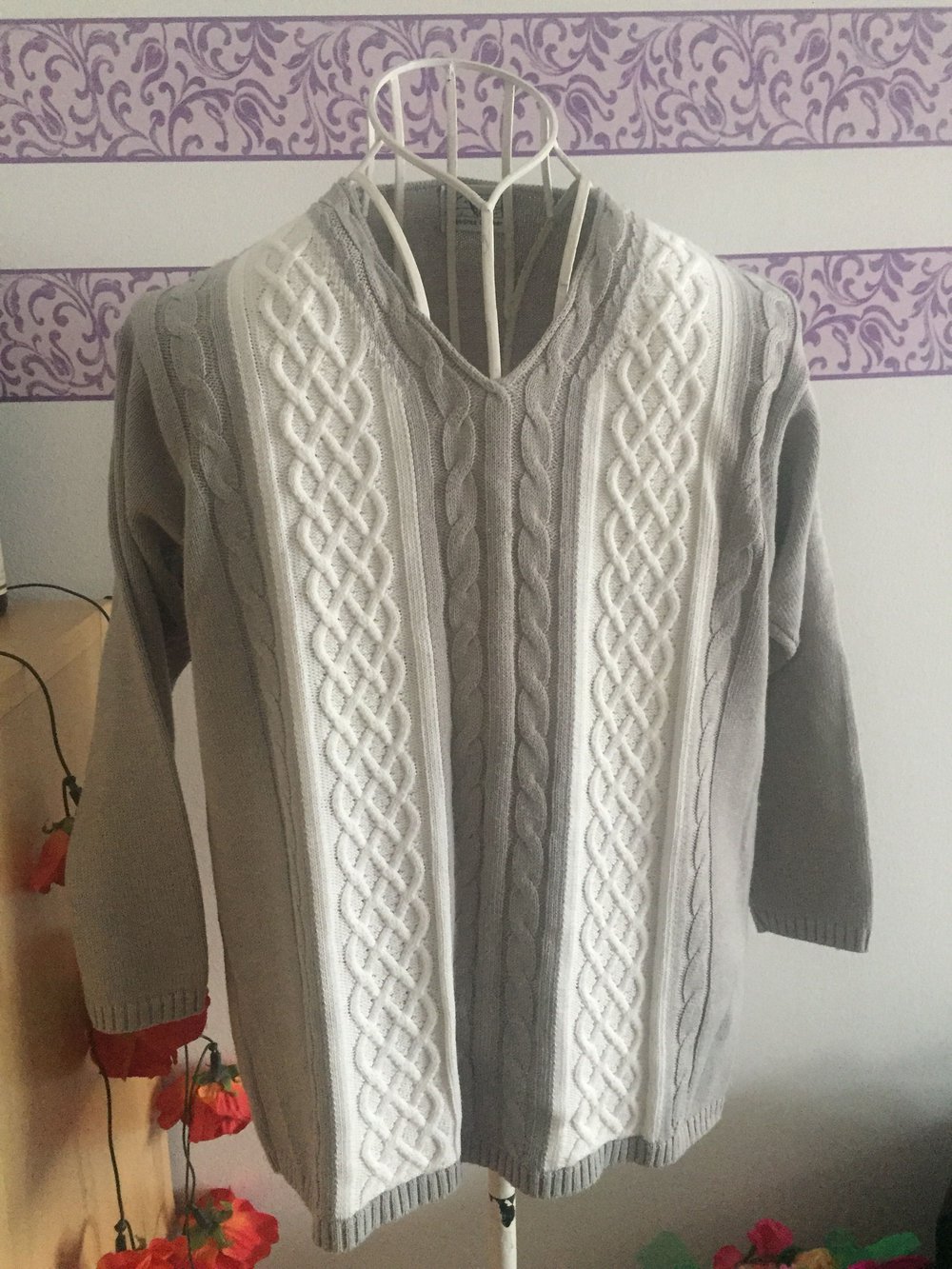 Grau-weißer Strickpullover