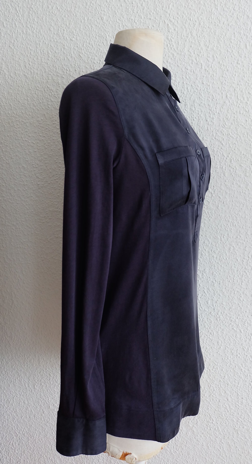 Nachtblaue Seiden Bluse mit Krawatte, Gürtel, Hemdkragen