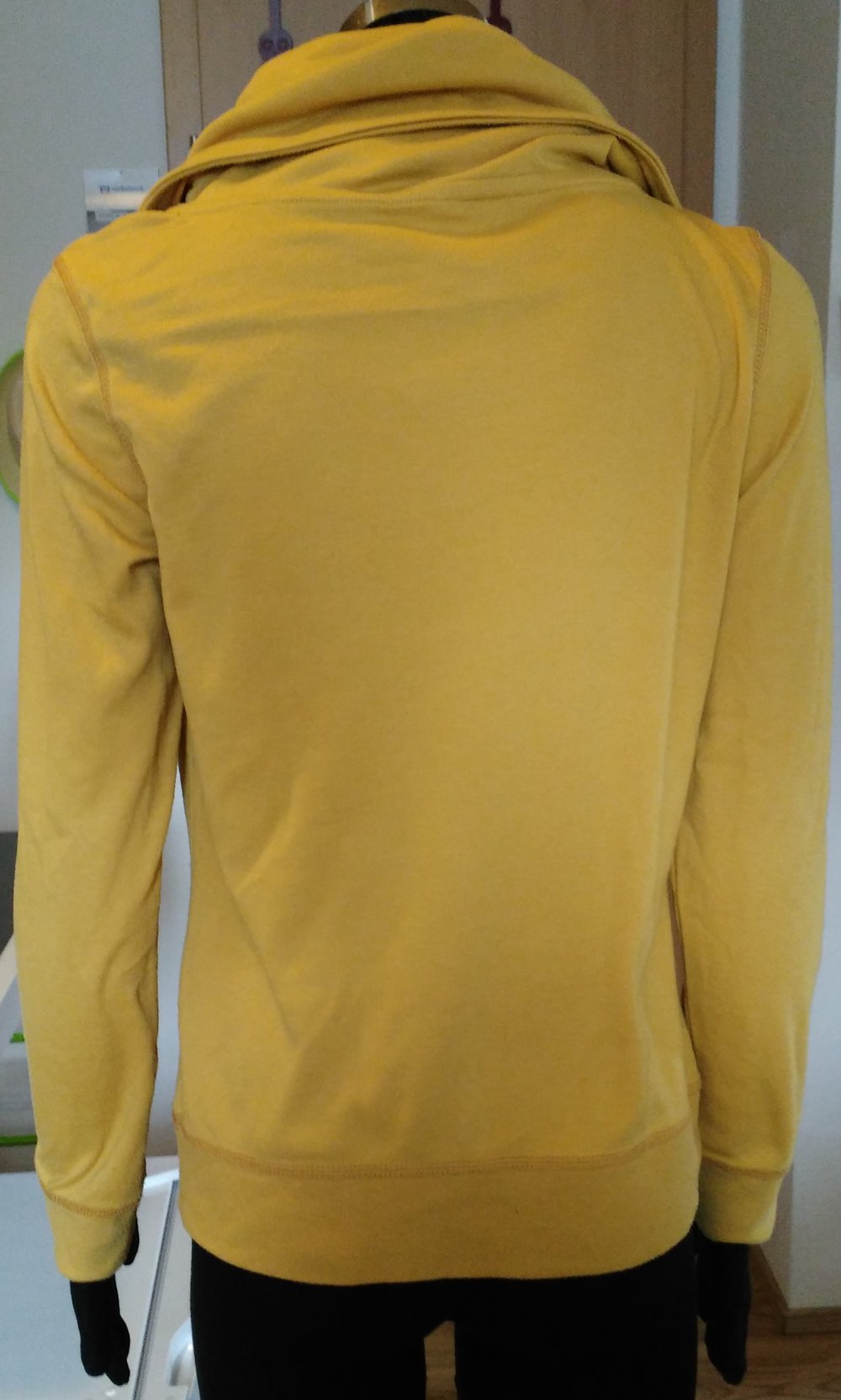 gelber Kragenpulli