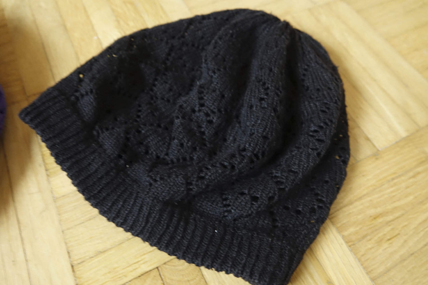 Lila und Schwarzes Strickmützen-Set