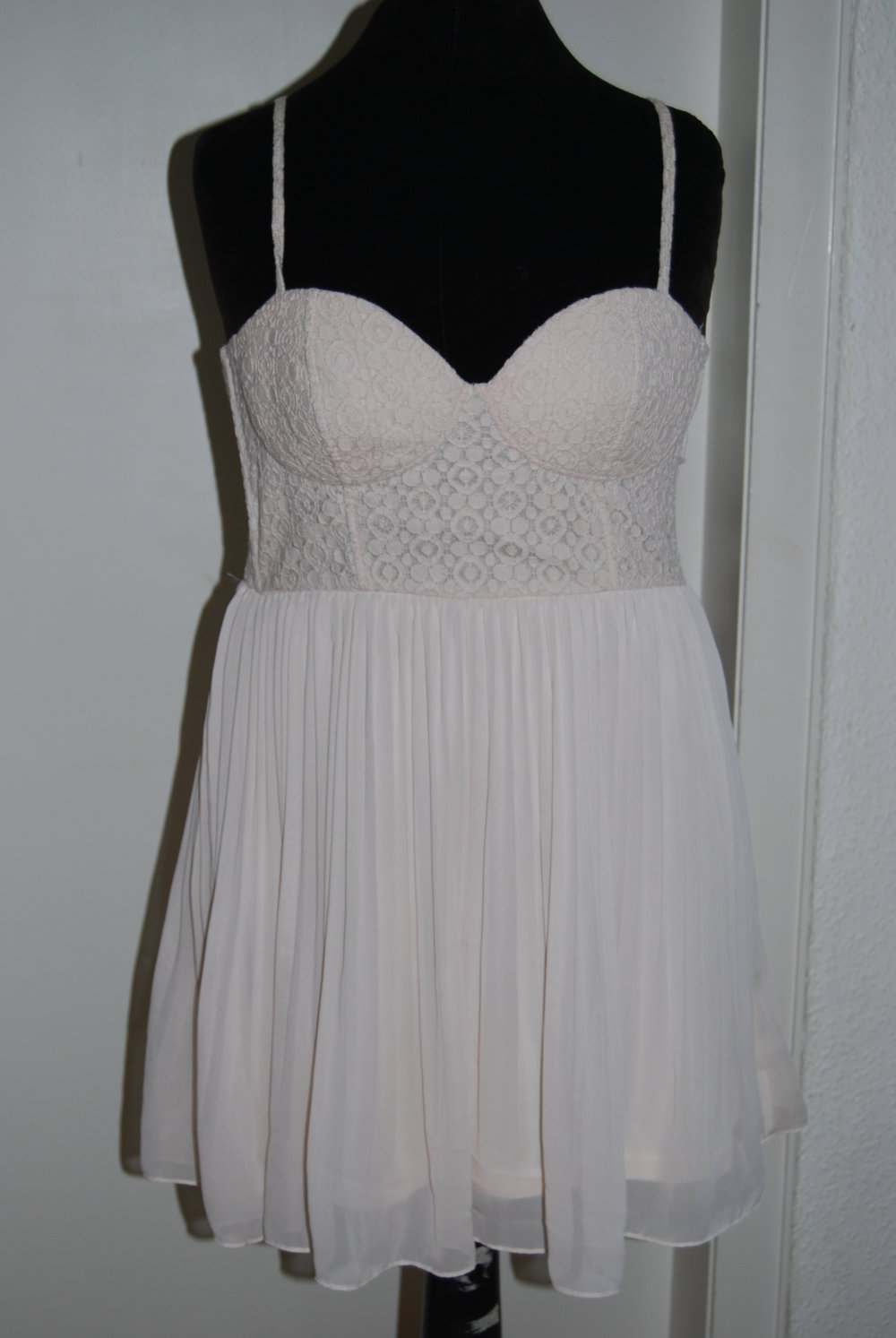 Cremefarbenes romantisches Cocktailkleid