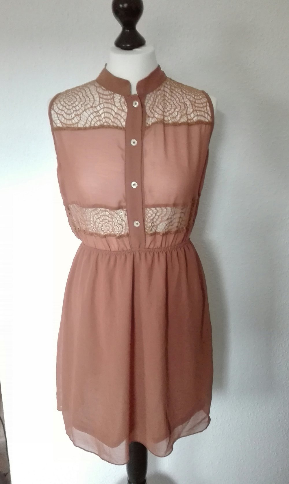Braunes Kleid mit Spitze
