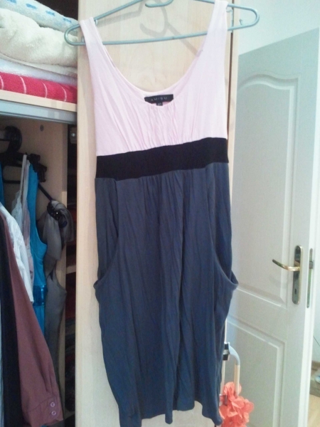rosa-graues Kleid