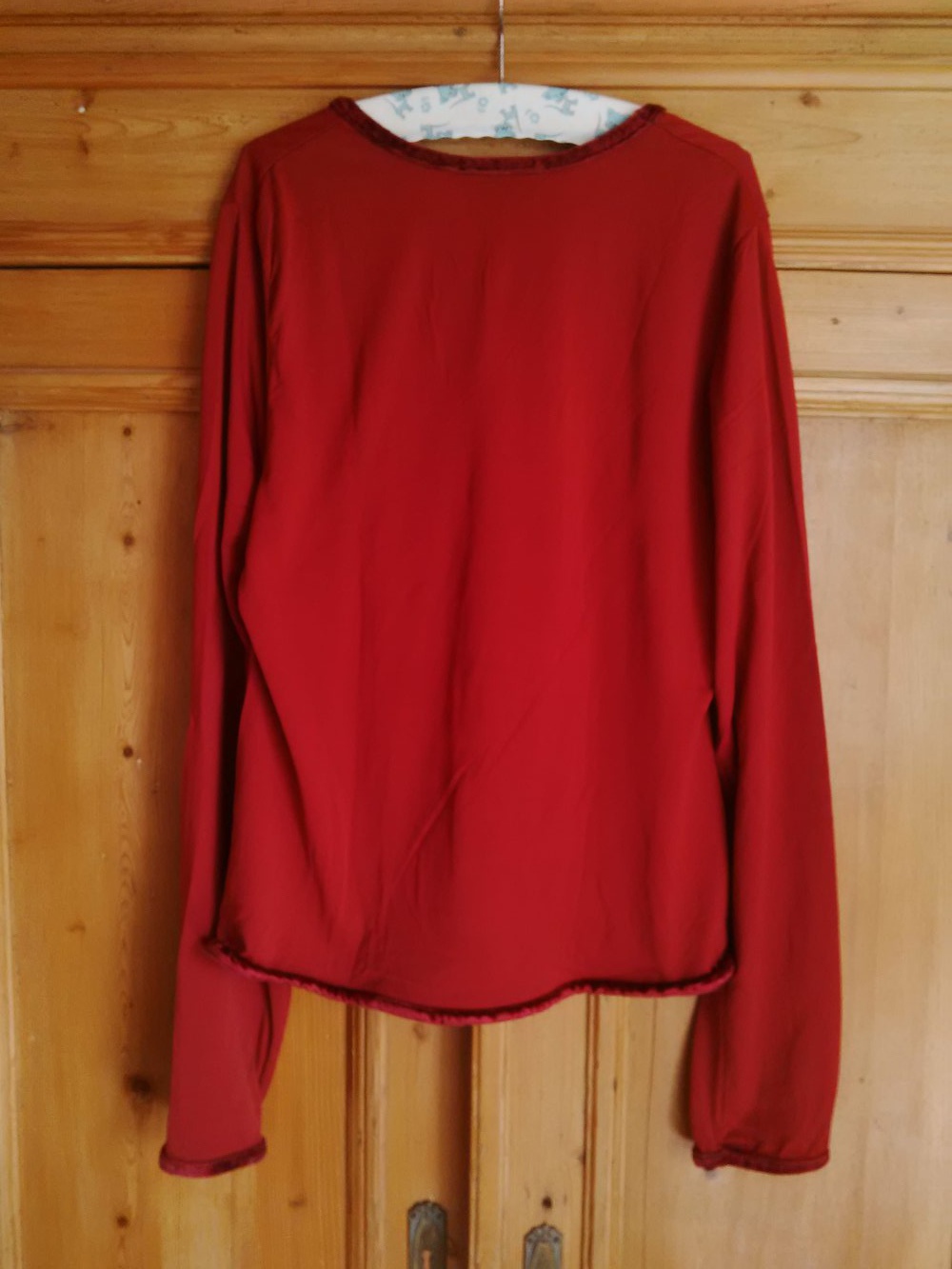 Rotes Langarmshirt mit Samtsäumen 