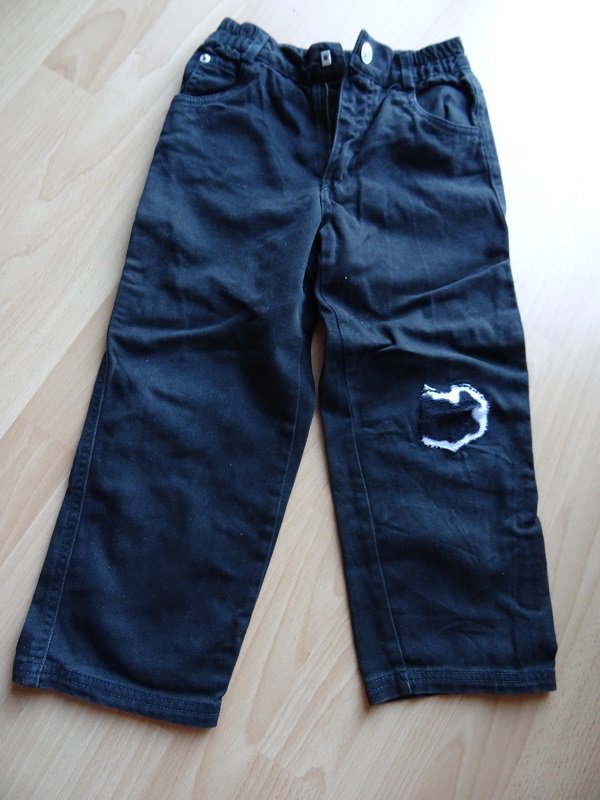 Schwarze Jeans Tommy Gr. 110 mit Kuhflicken