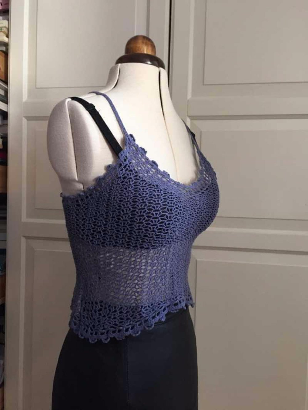 Süßes kleines Häkeltop von Mango, blau / lavendel 90s