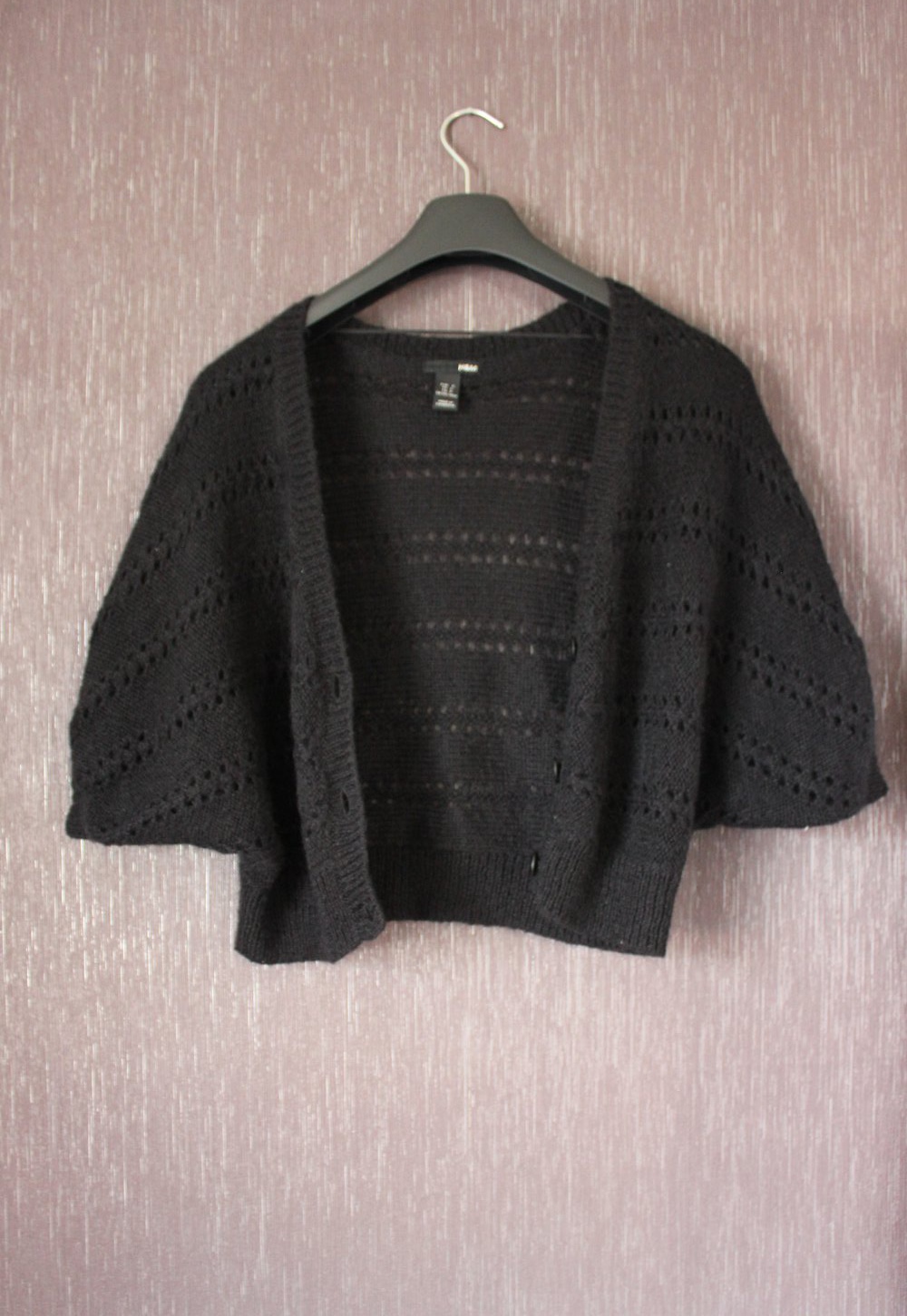 schwarze Strickjacke