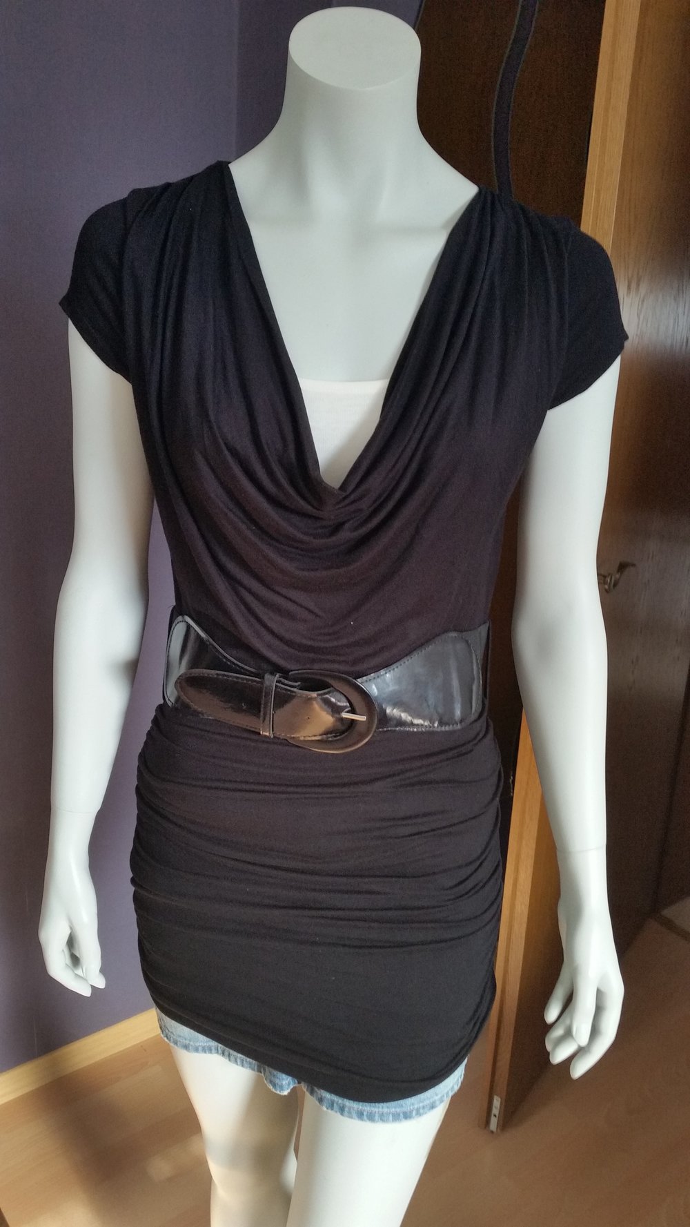 Schwarzes Longshirt mit Gürtel 