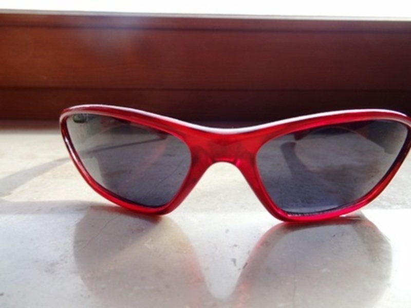 Uvex Sonnenbrille für Kinder in rot mit dunklen Gläsern