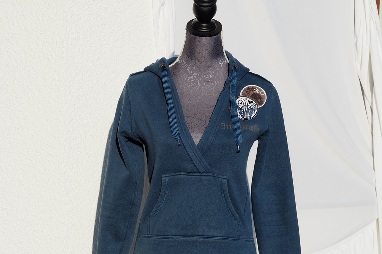 Schöner Marineblauer Pulli mit V-Ausschnitt