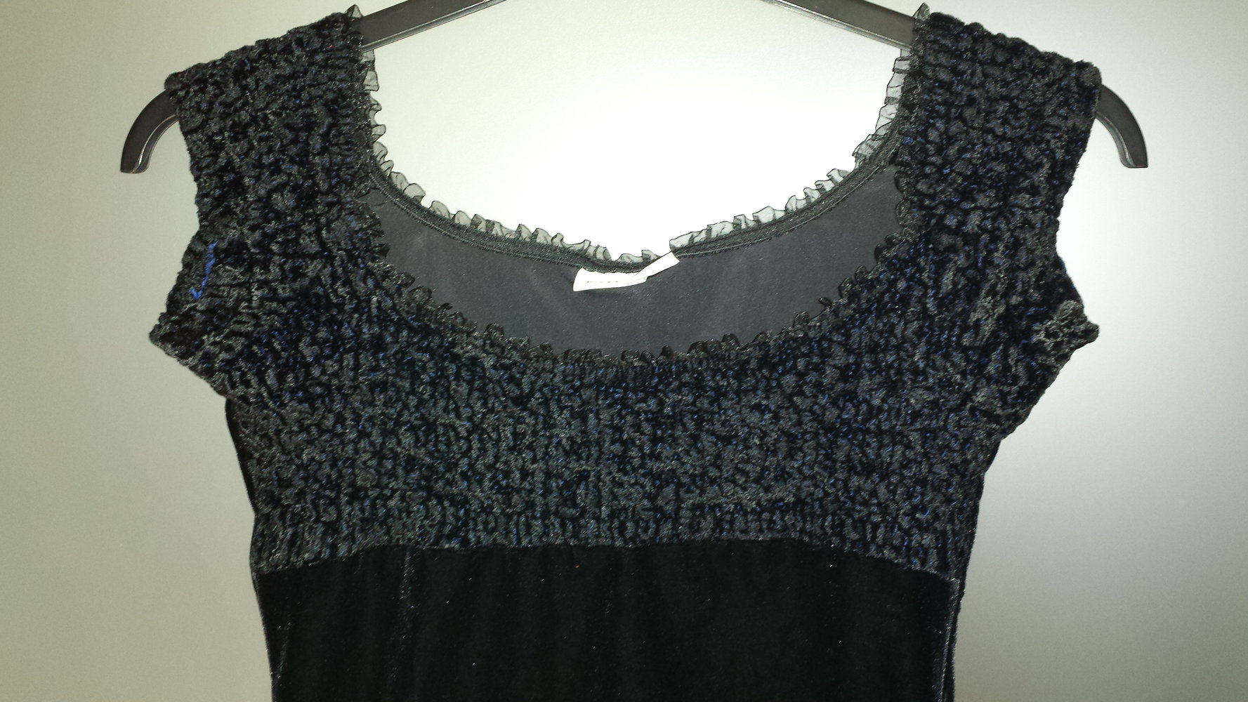 Schwarzes Samtshirt mit blau-schimmerndem Brustbereich